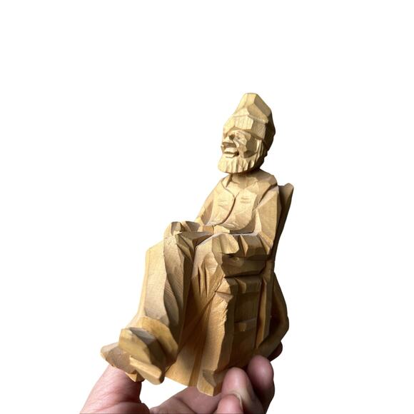 Hand carved old man sitting on a chair - Picture 3 of 8